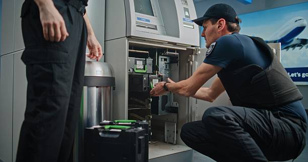 Bancomat moderno in un ambiente commerciale