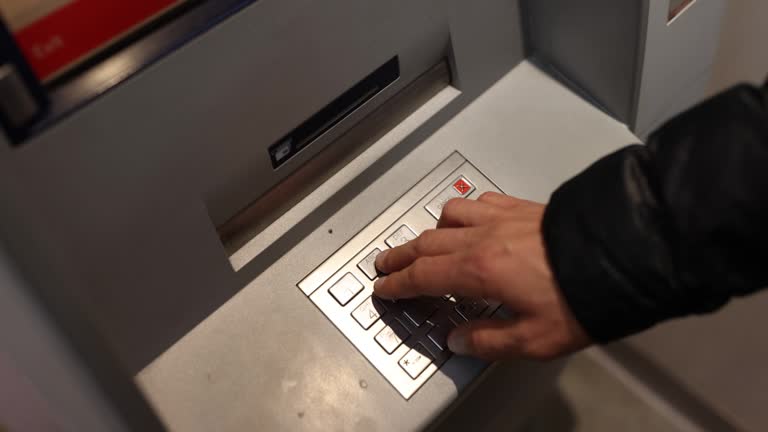 Tecnico che installa un bancomat