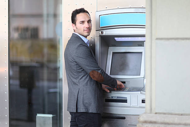Tecnici al lavoro su un bancomat